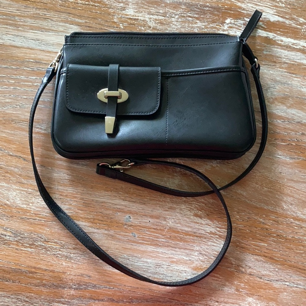 Black leather Nine West purse